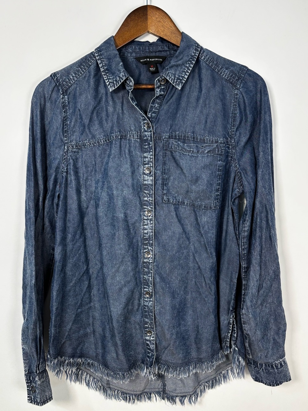 Rock & Republic Lyocell Chambray Shirt M Acid Wash Raw Frayed Hem Button Down - Picture 2 of 13
